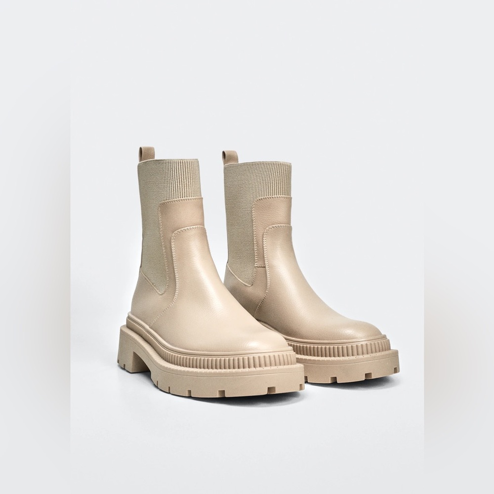 ✨SALE✨ Mango
Track sole contrast ankle boots ✨SALE✨
